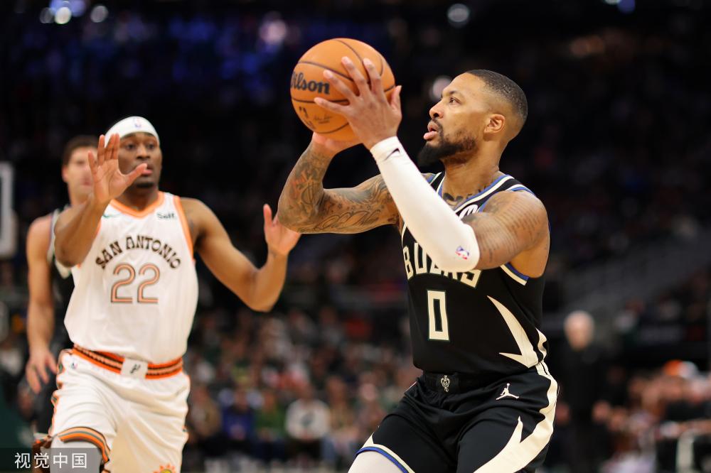 在球场下的 在球场下的